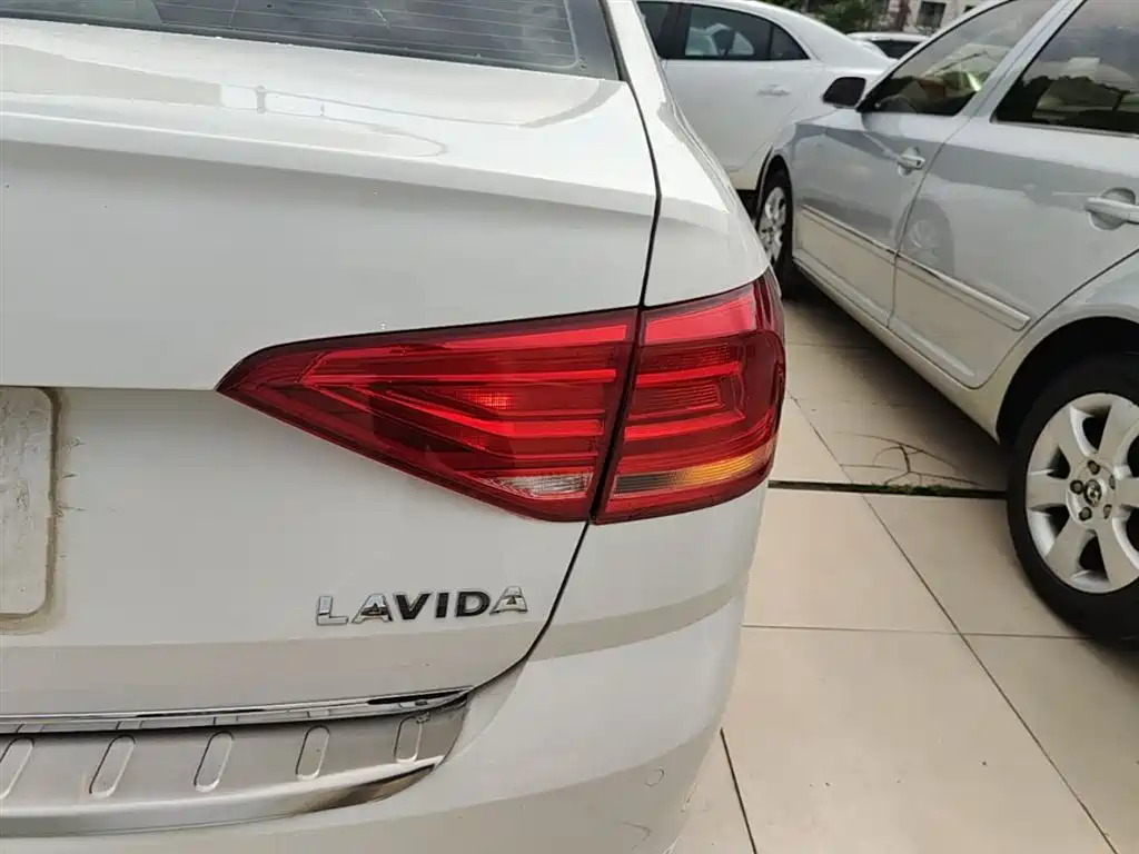Volkswagen Lavida 2015 1.6L Automatic Comfort Edition фото 8
