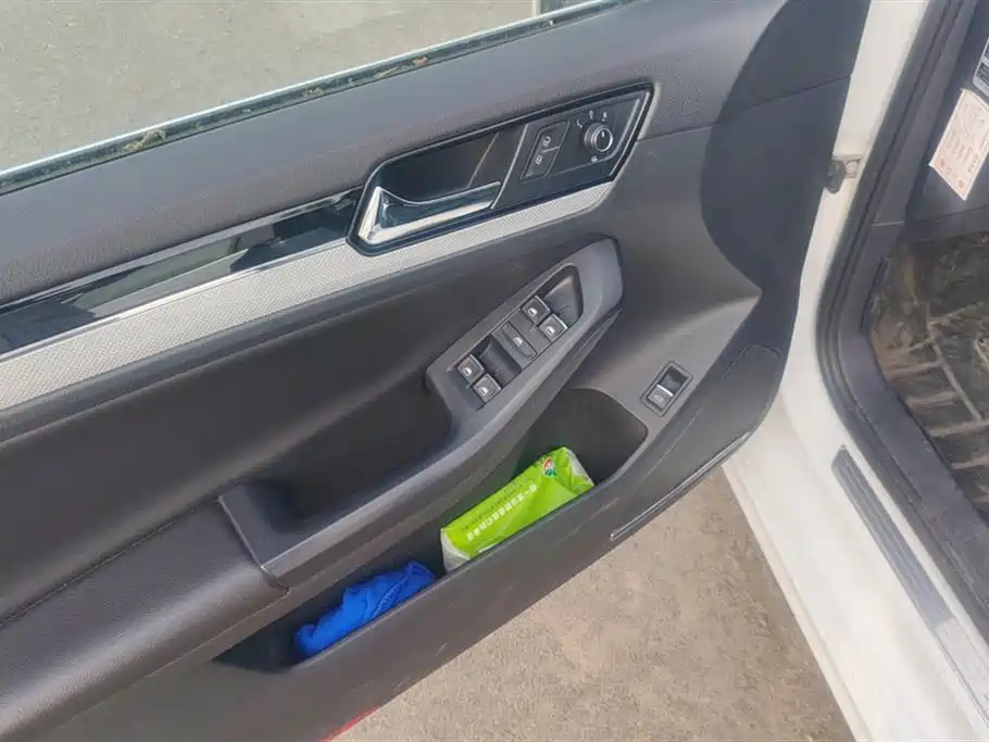 Volkswagen Sagitar 2015 1.6L Automatic Comfort фото 7