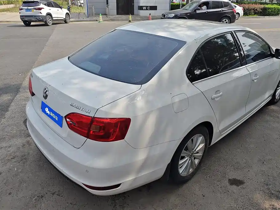 Volkswagen Sagitar 2014 Facelift 1.6L Manual Leading Version фото 3