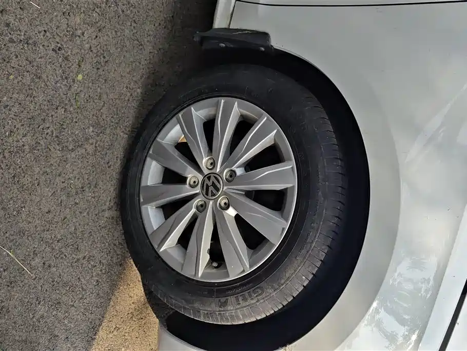 Volkswagen Sagitar 2014 Facelift 1.6L Manual Leading Version фото 6