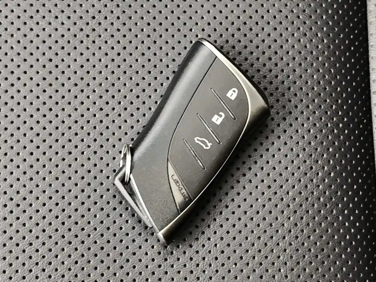 Фото 13 - Lexus ES