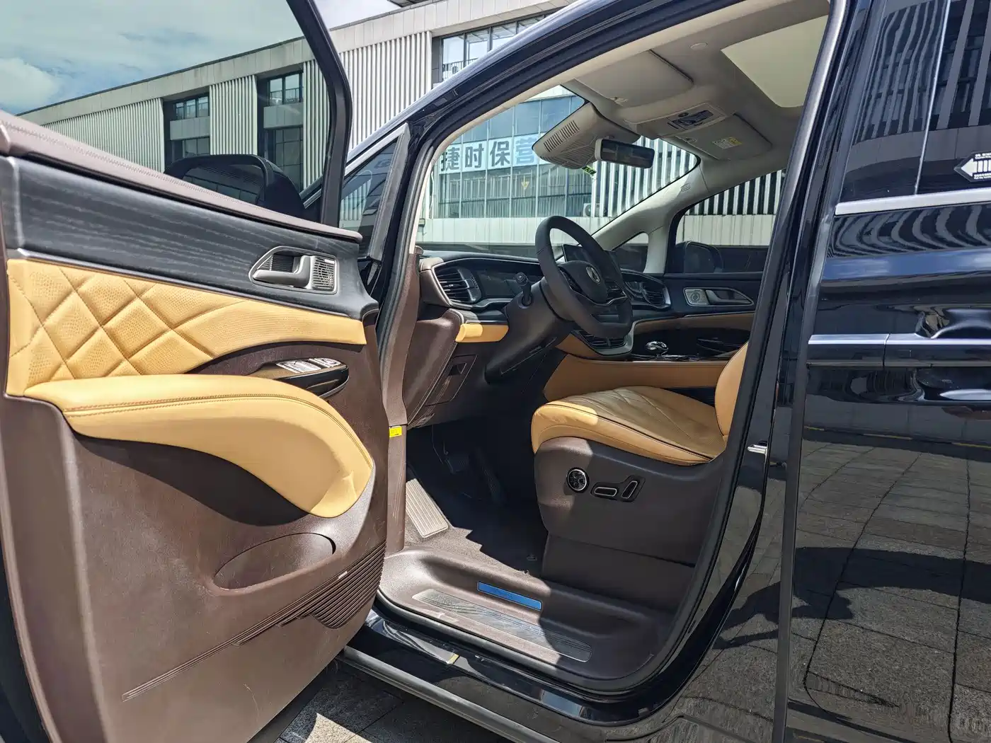 Denza D9 2025 2024 DM-i 980 AWD Prestige