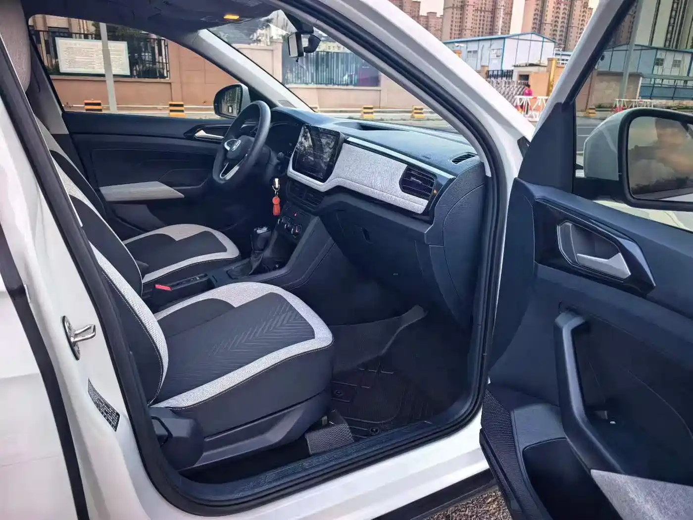 Volkswagen Tharu 2025 Model Rising Star 1.5L Advance Edition фото 4
