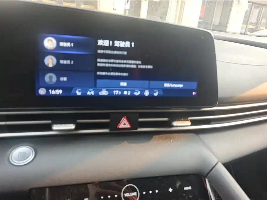 Hyundai Elantra 2021 1.5L CVT LUX Premium Edition фото 13