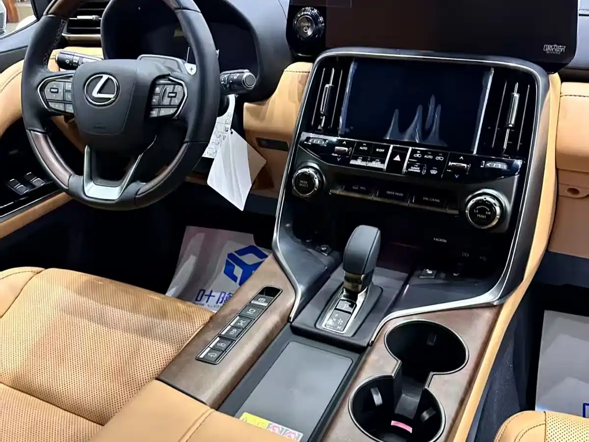 Lexus LX 2025 700h Boundary Edition фото 6