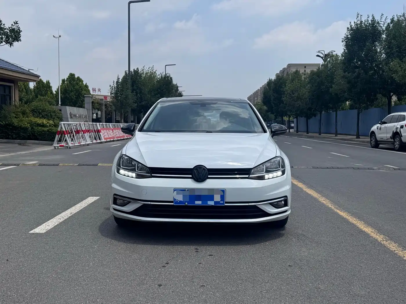 Photo 2 - Volkswagen Golf