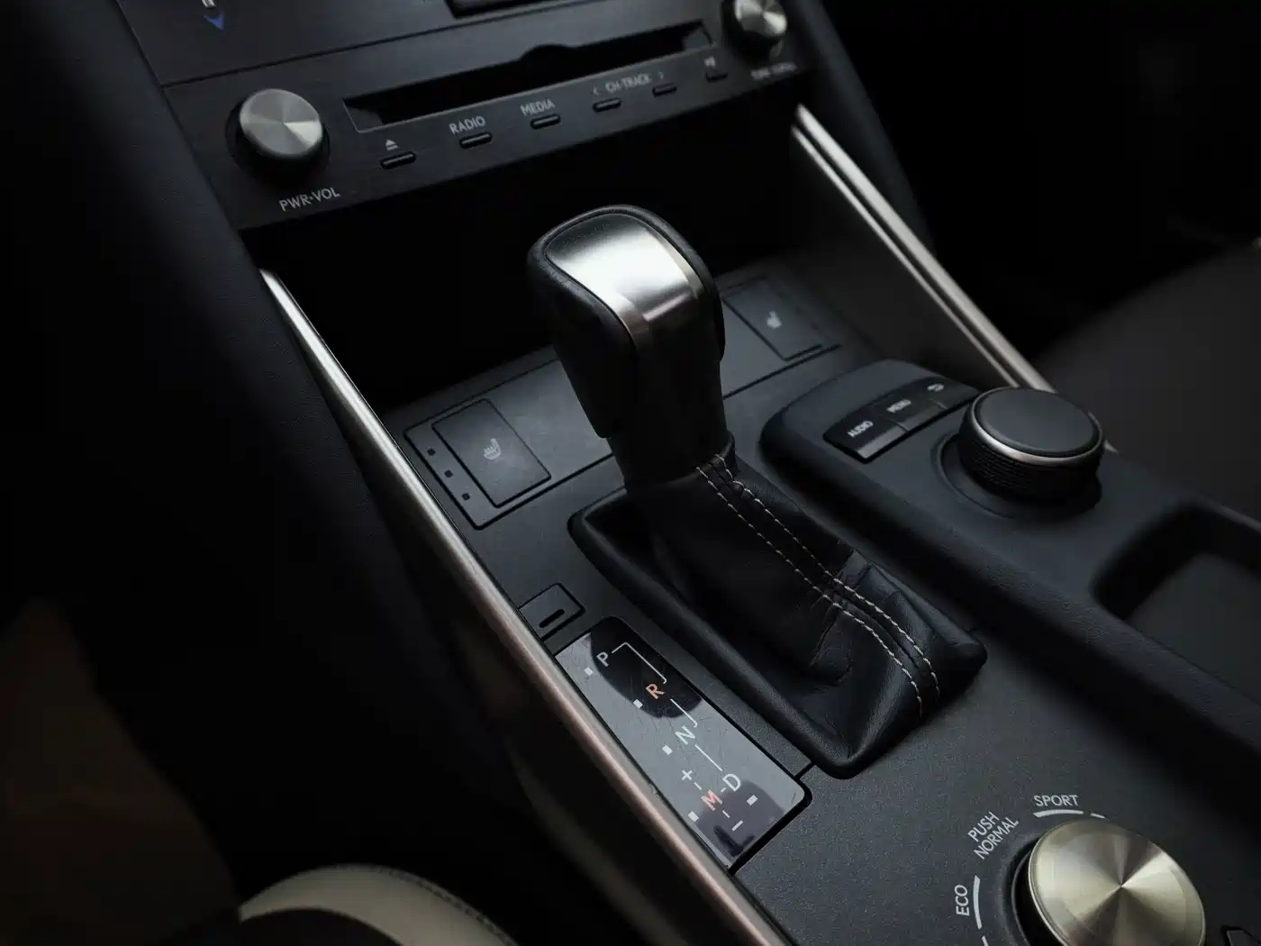 Фото 15 - Lexus IS