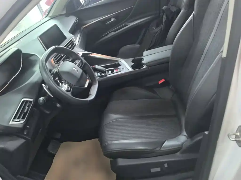 Фото 11 - Peugeot 5008