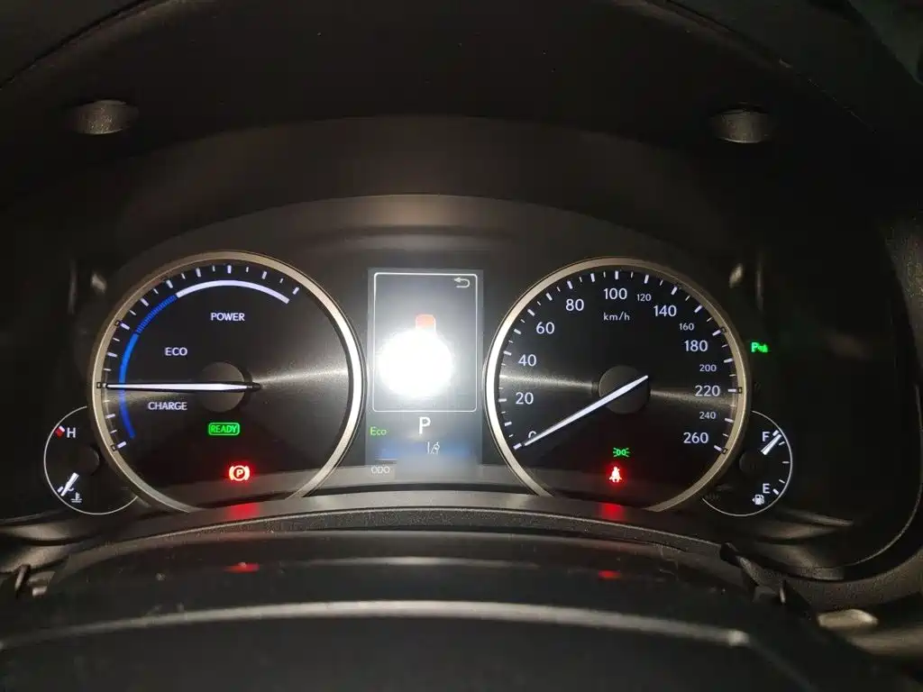 Фото 4 - Lexus NX