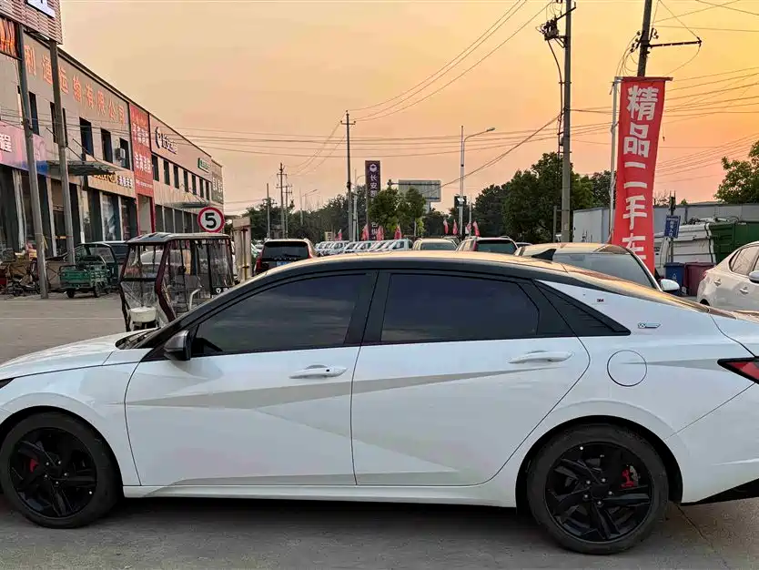 Hyundai Elantra 2022 1.5L CVT 20th Anniversary Edition фото 3