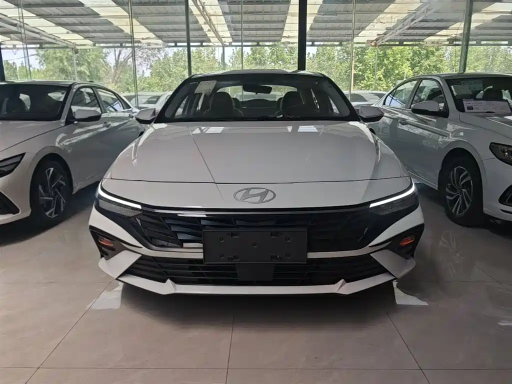 Hyundai Elantra 2023 1.5L CVT GLX Elite Edition фото 3