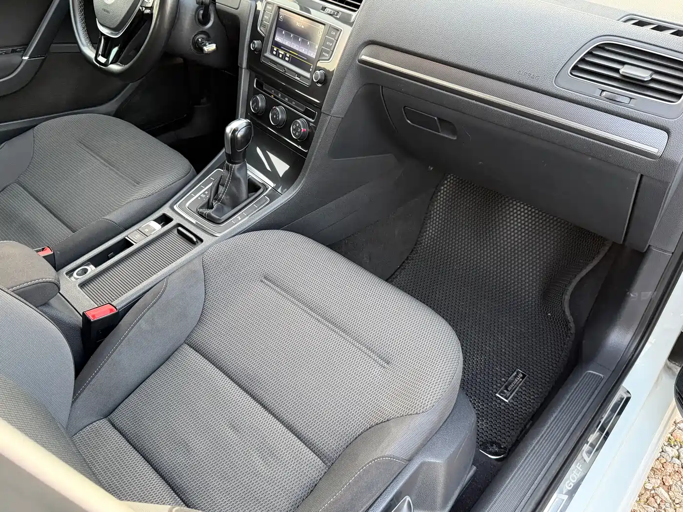Volkswagen Golf 2017 230TSI Auto Comfort Millionth Anniversary Edition фото 10