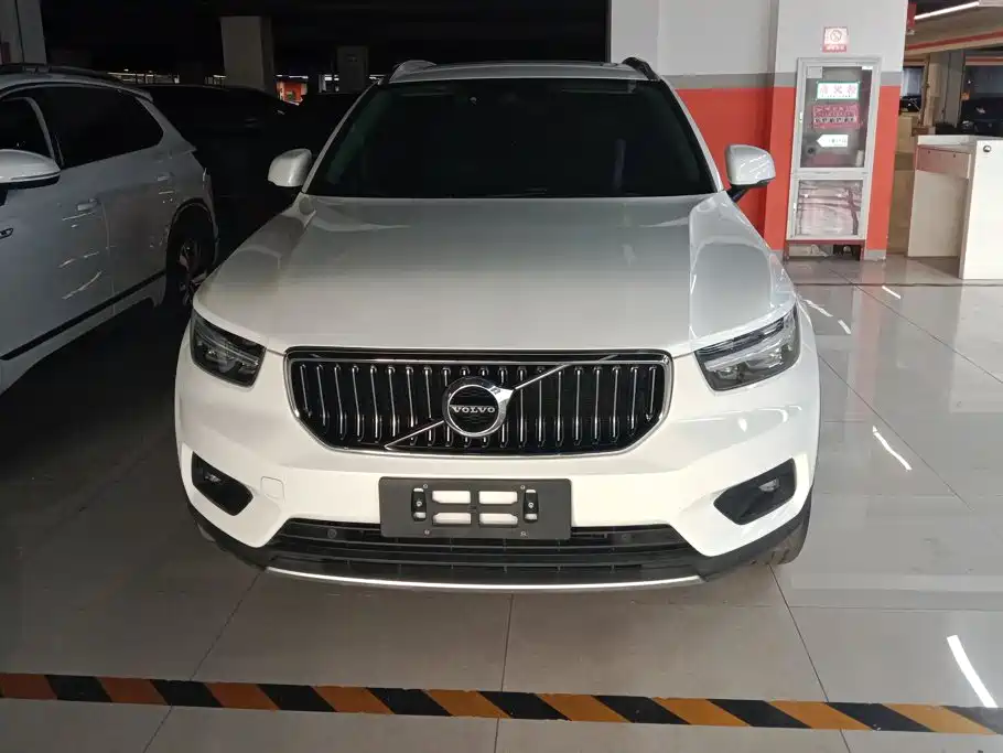 Фото 2 - Volvo XC40