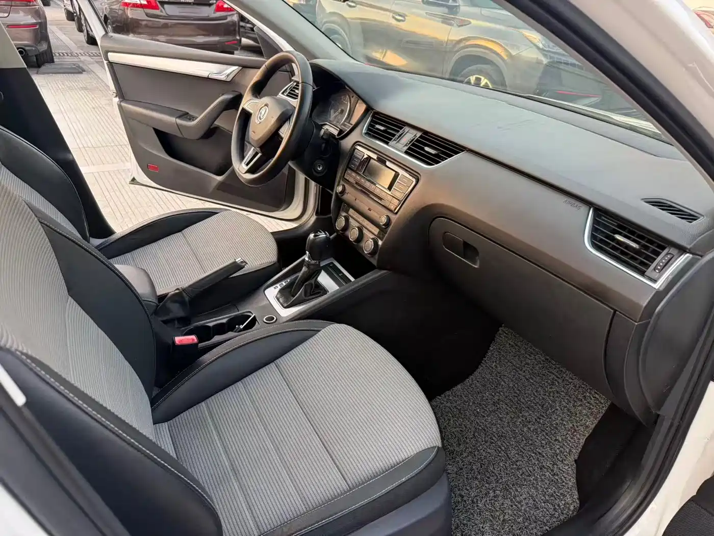 Škoda Octavia 2017 1.6L Automatic Pioneer Edition фото 6