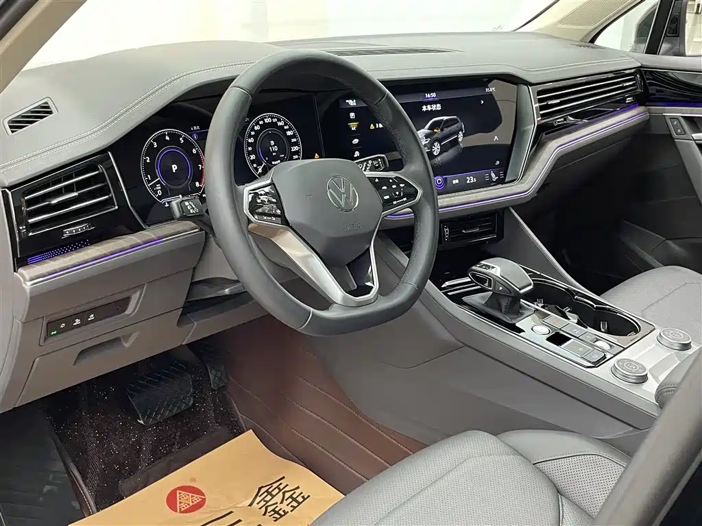 VOLKSWAGEN TOUAREG