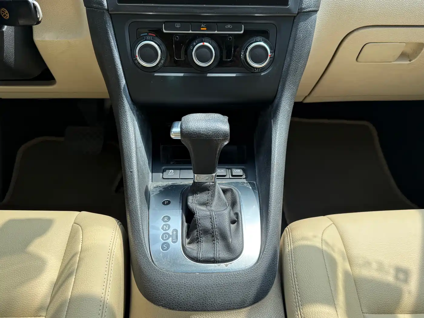 Volkswagen Golf 2011 2011 Model 1.6 Automatic Comfort