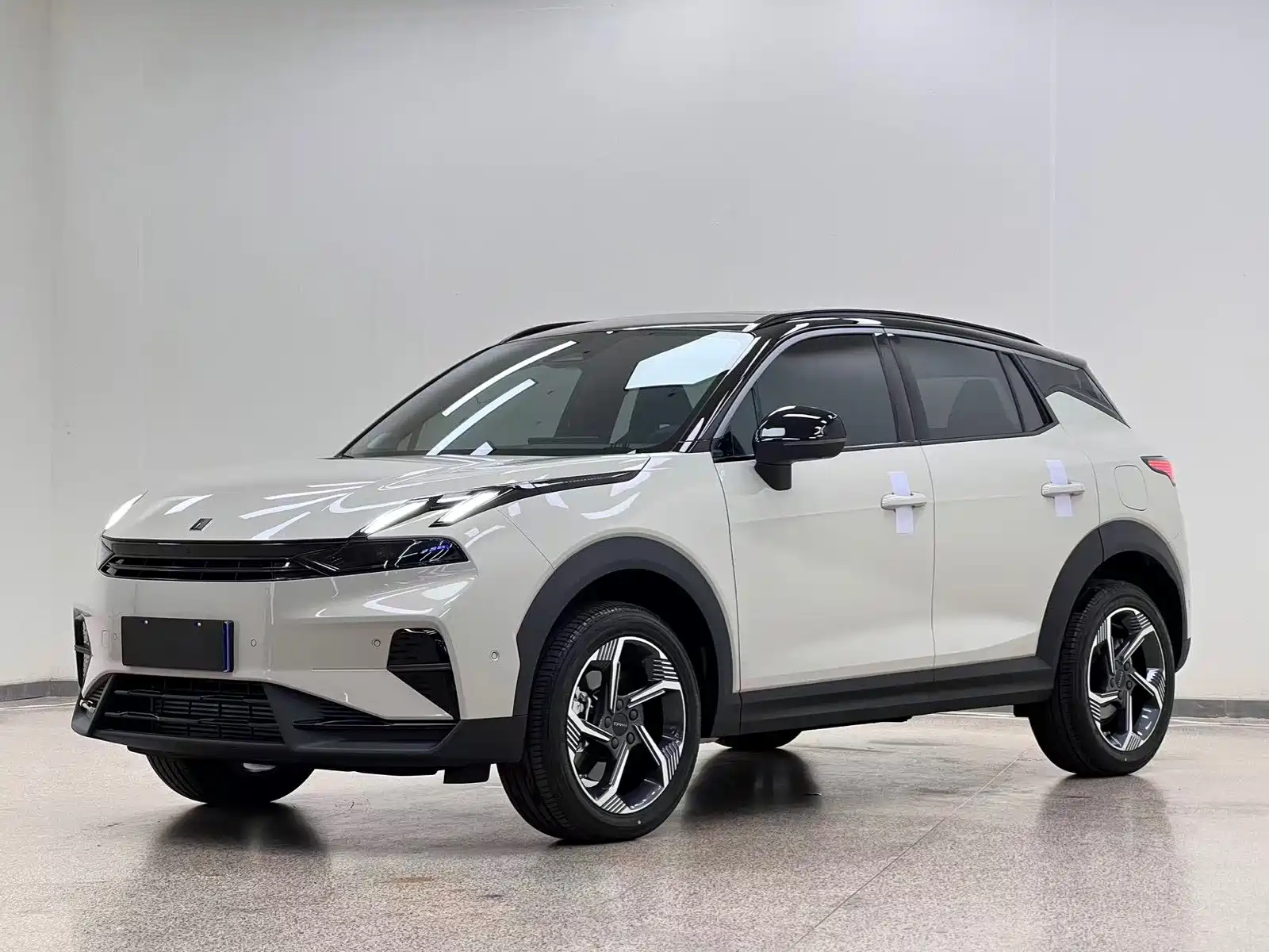 Photo 1 - Lynk & Co 06