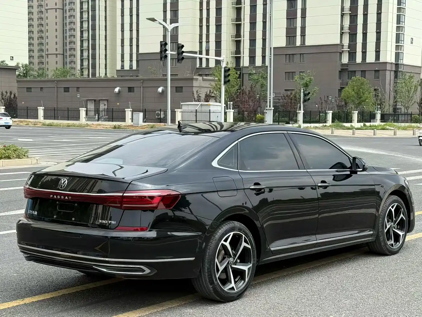 Volkswagen Passat 2023 330TSI Starlight Elite Edition фото 6