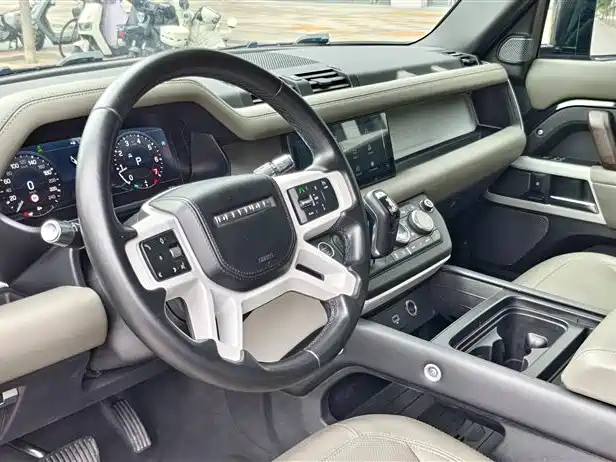 Land Rover Defender 2021 110 P400 Dark Special Edition фото 4