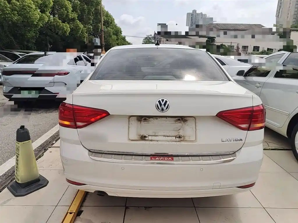 Volkswagen Lavida 2015 1.6L Automatic Comfort Edition фото 6