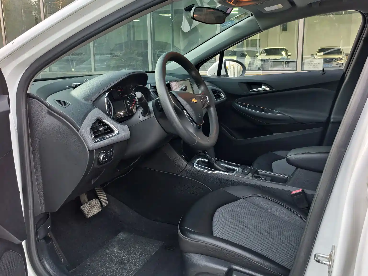 Photo 6 - Chevrolet Cruze