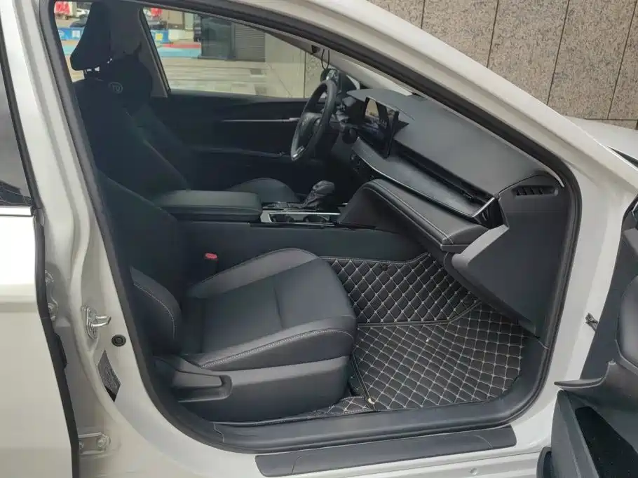 Фото 8 - Toyota Camry