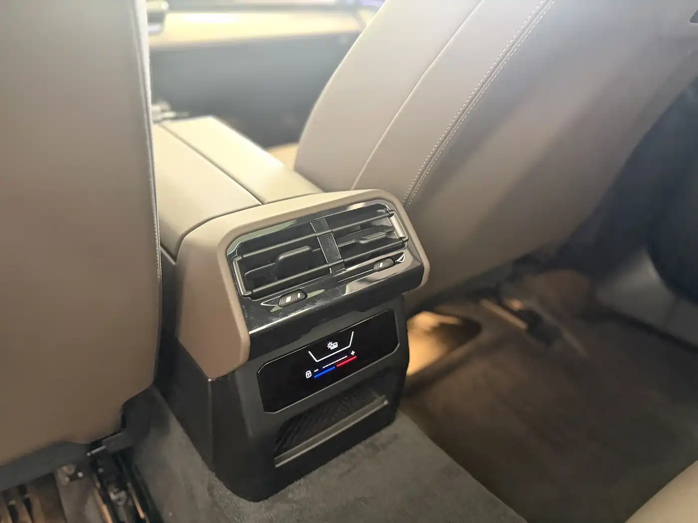 BMW 5 Series 2024 525Li M Sport Package фото 15