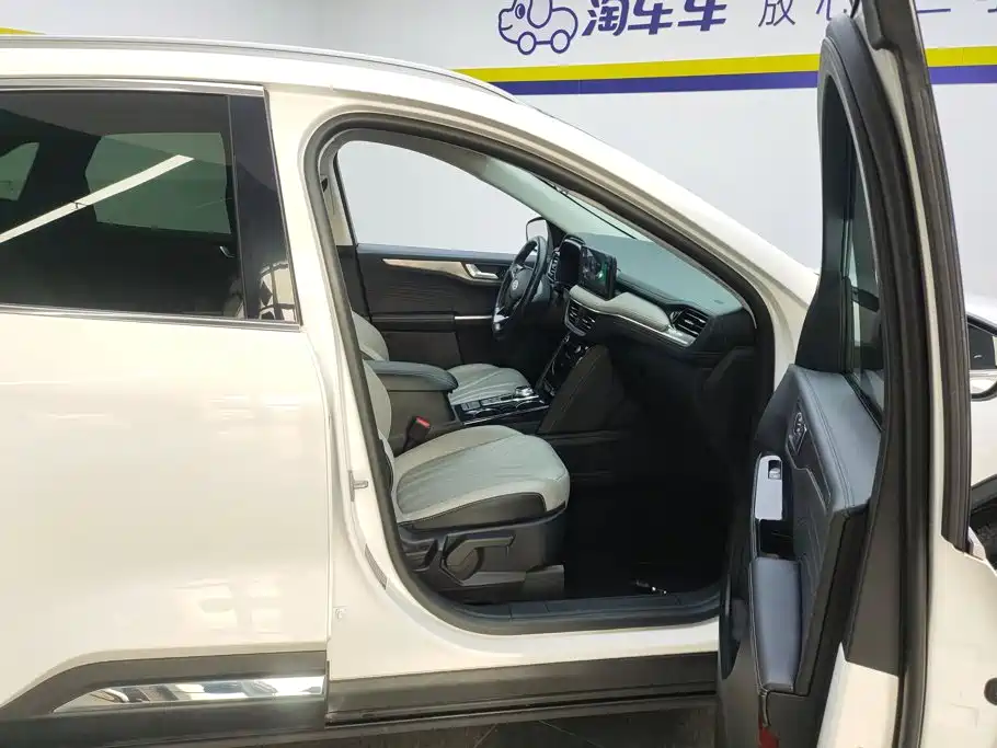 Photo 8 - Ford Escape