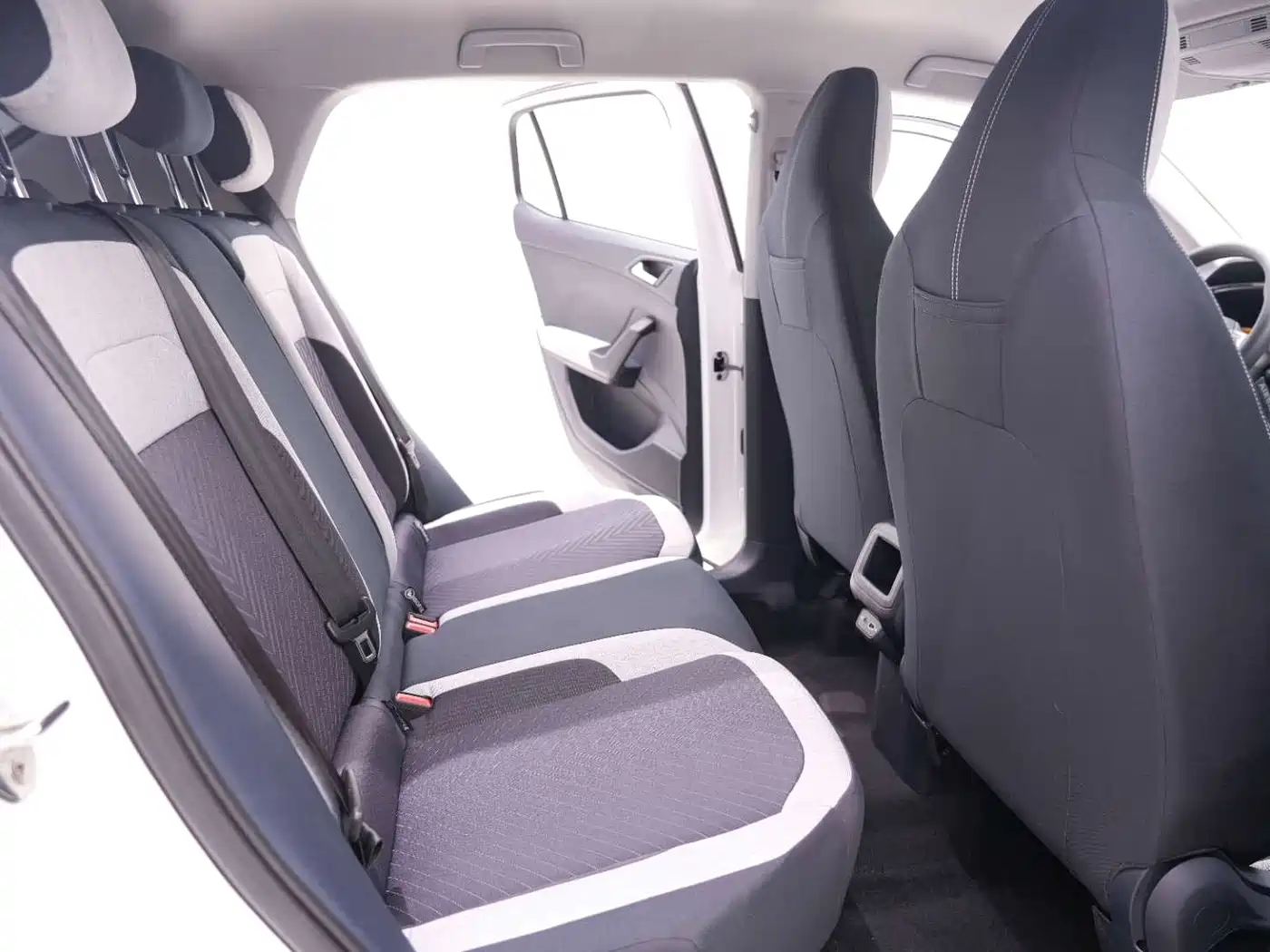 Volkswagen Tharu 2025 Model Rising Star 1.5L Advance Edition фото 18
