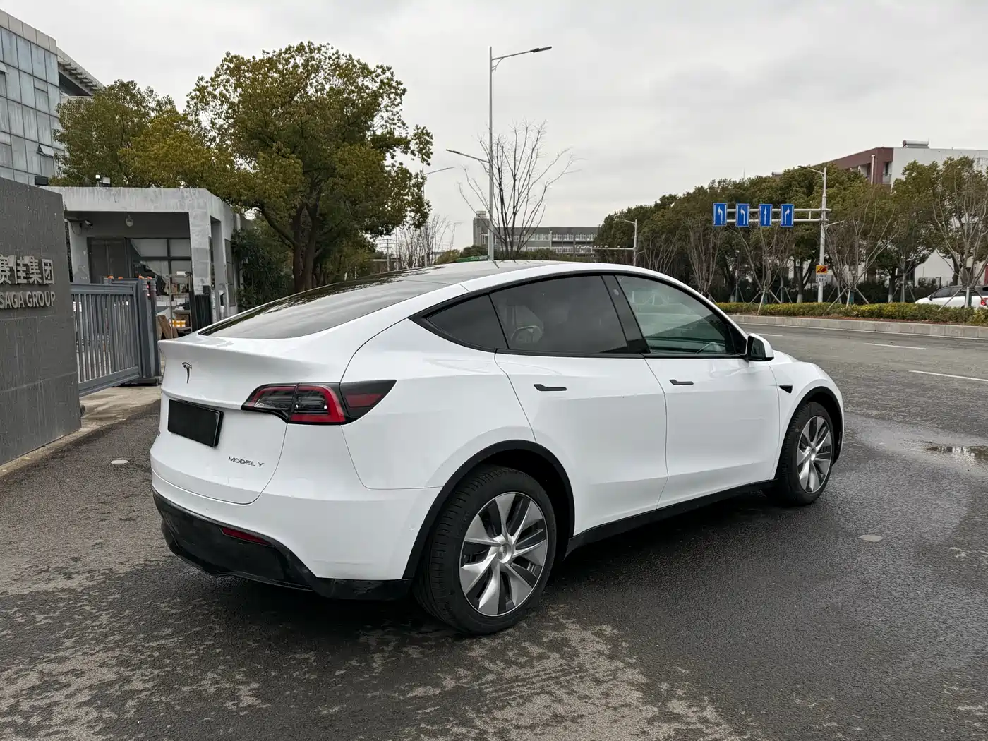 TESLA MODEL Y