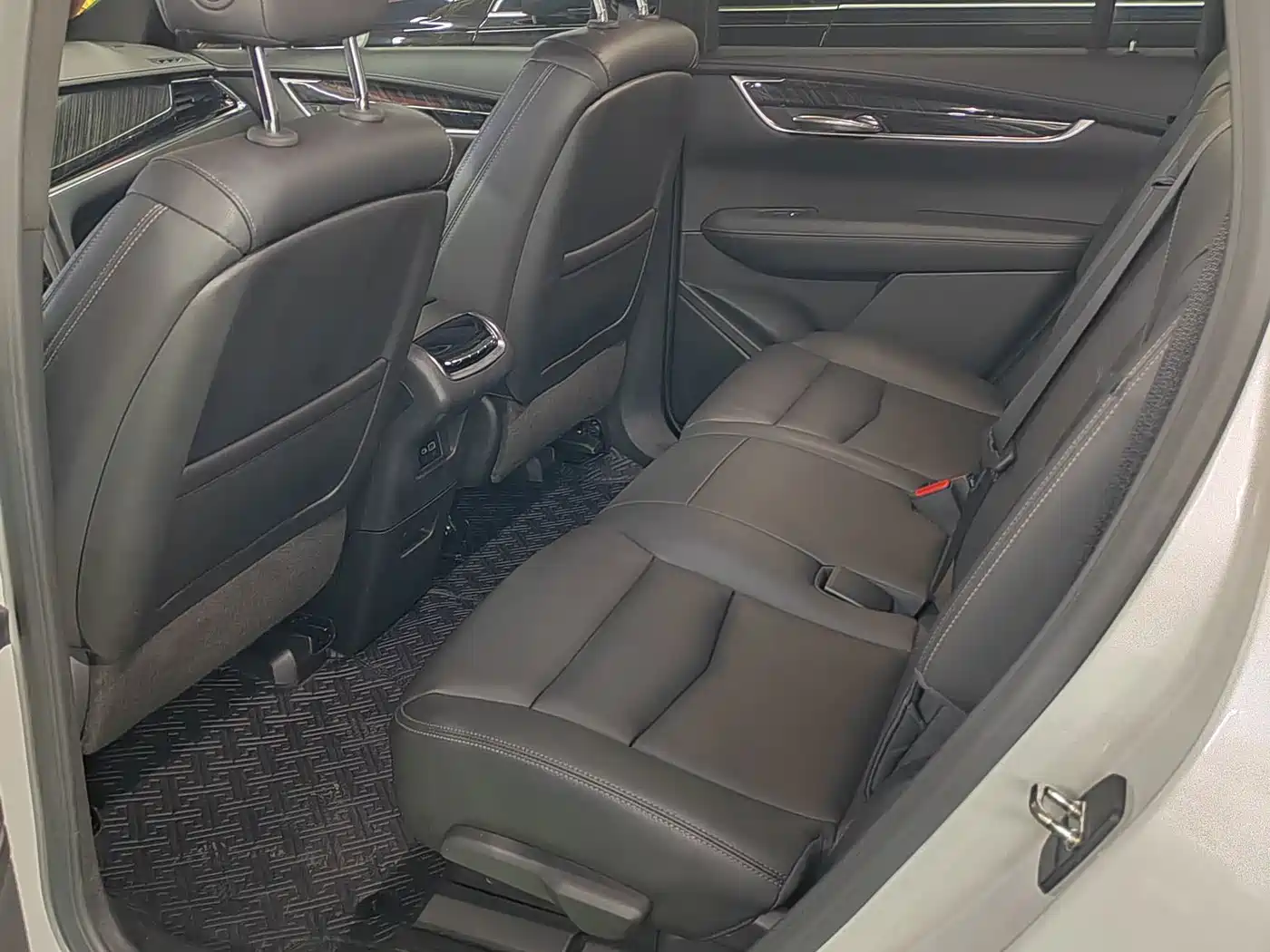 Photo 8 - Cadillac XT6