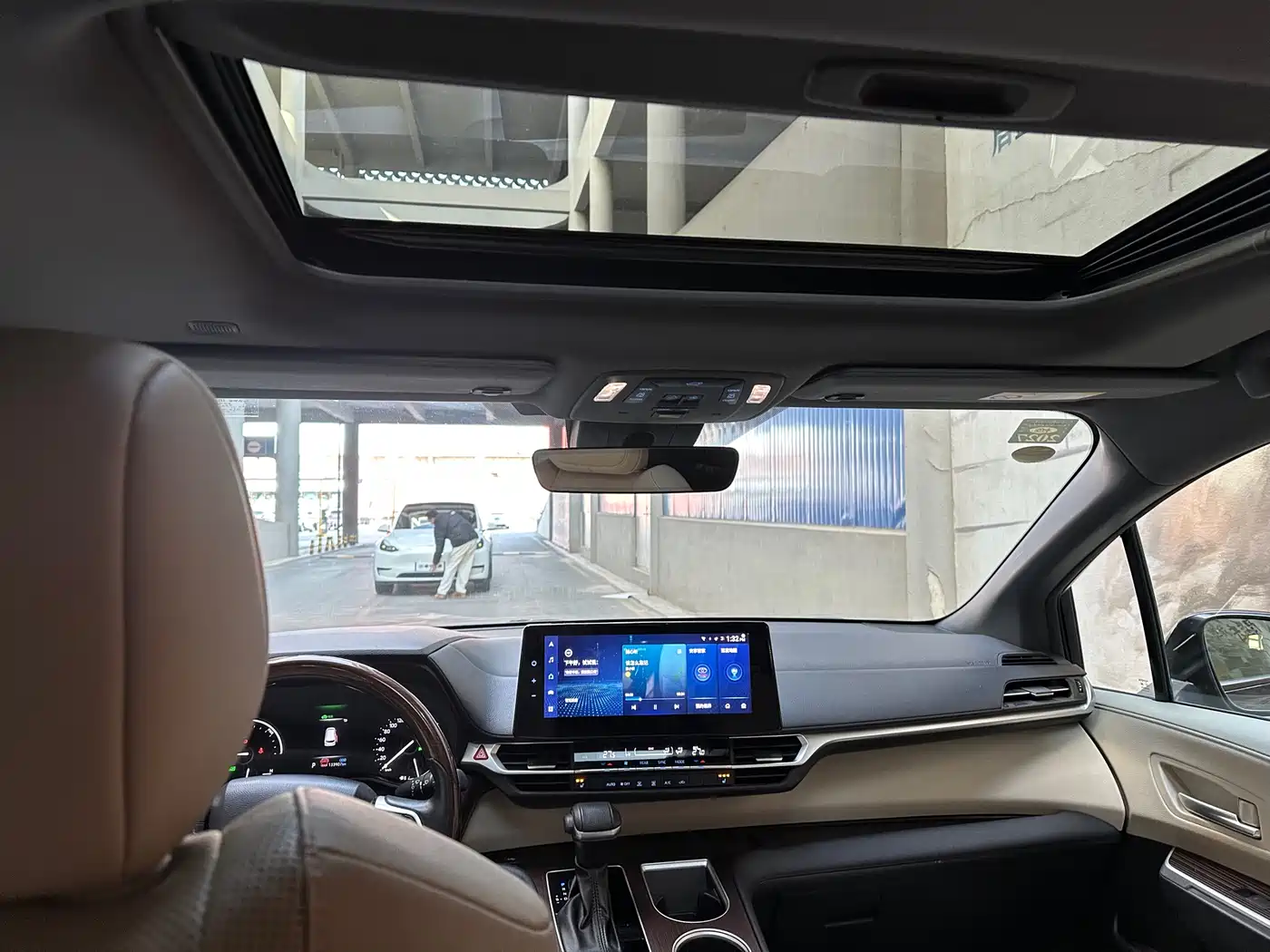 Toyota Granvia 2023 2.5L Hybrid Luxury Edition фото 13