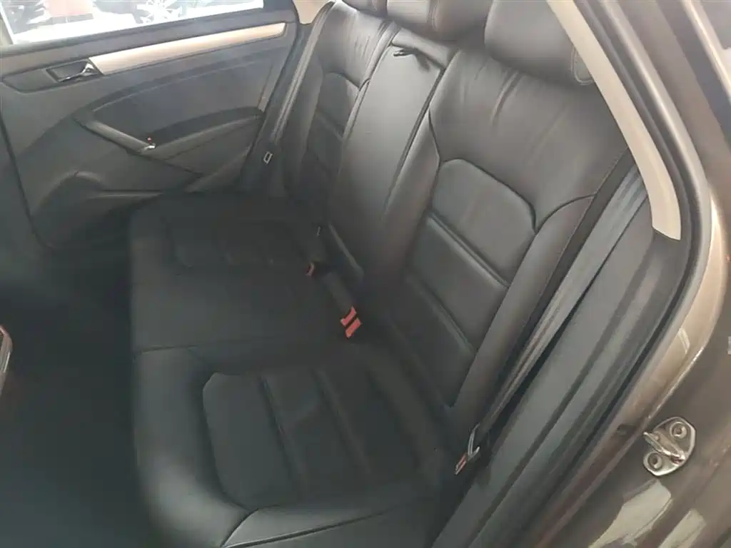 Volkswagen Passat 2015 1.8TSI DSG Honor Edition фото 17