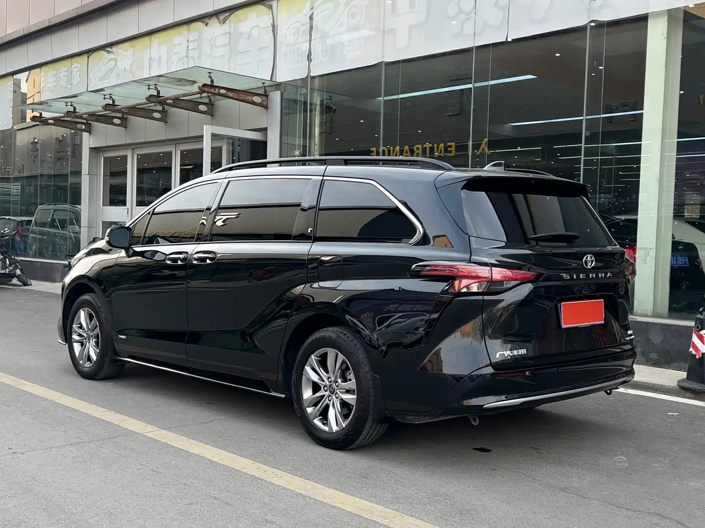 Toyota Sienna 2024 2.5L Hybrid 4WD Premium Edition фото 4