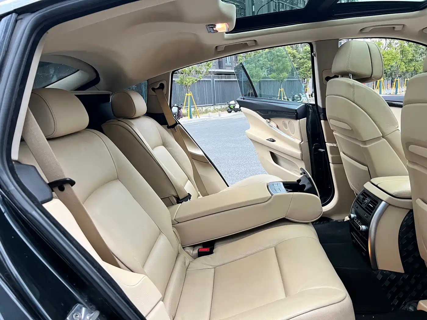 BMW 5 Series GT 2011 535i xDrive Luxury Model фото 14