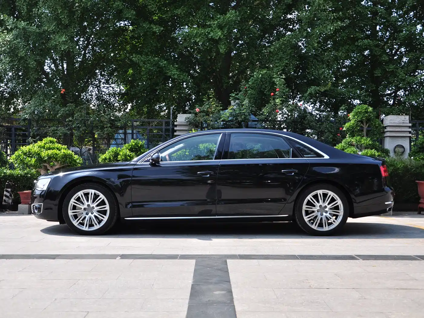 Audi A8 2012 A8L 6.3 FSI W12 quattro фото 3