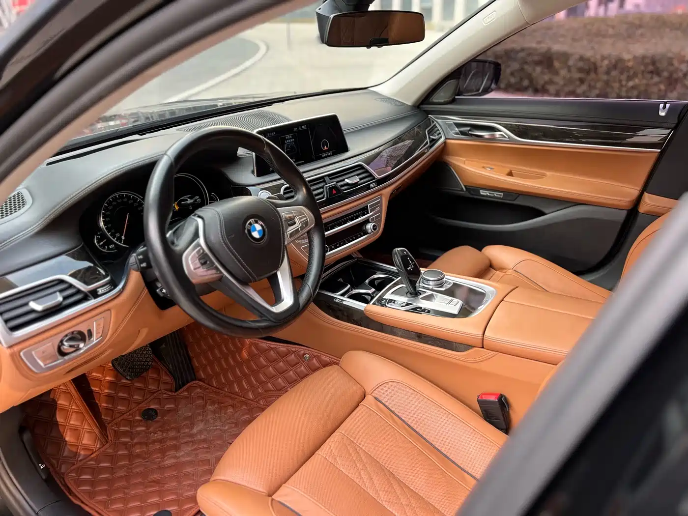 BMW 7 Series 2017 740Li Leading Edition фото 8