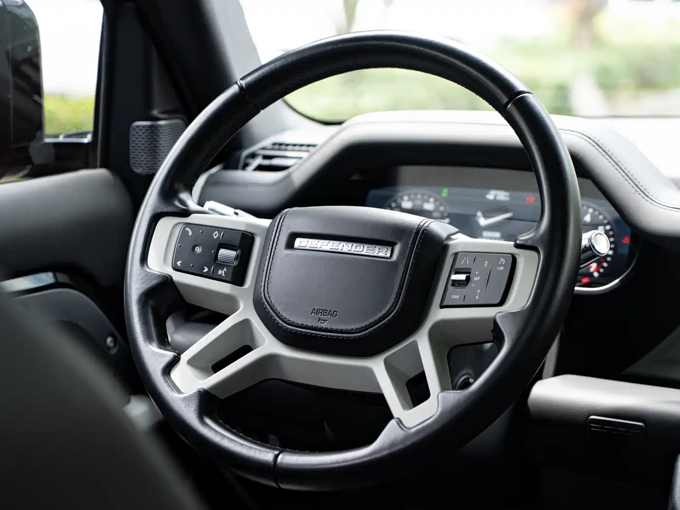 Land Rover Defender 2021 110 P400 Dark Special Edition фото 15
