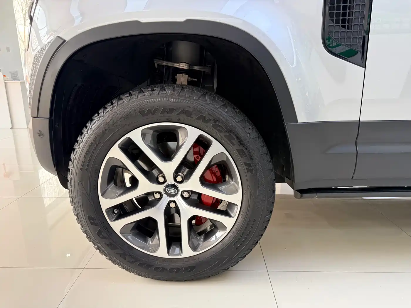 Land Rover Defender 2021 110 P400 Dark Special Edition фото 21
