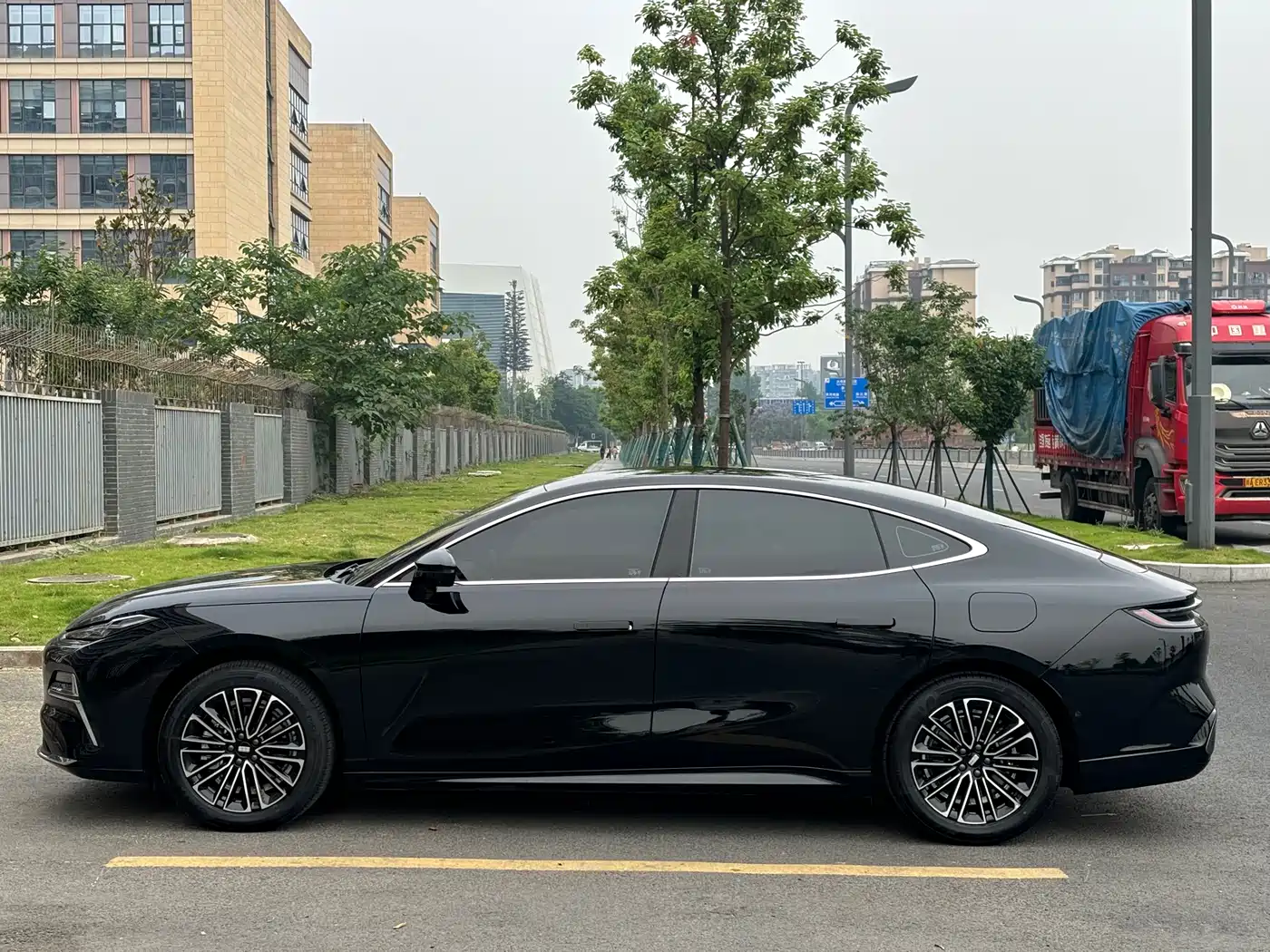 Geely Galaxy Galaxy Xingyao 8 2025 130km EM-i Premium Edition фото 14