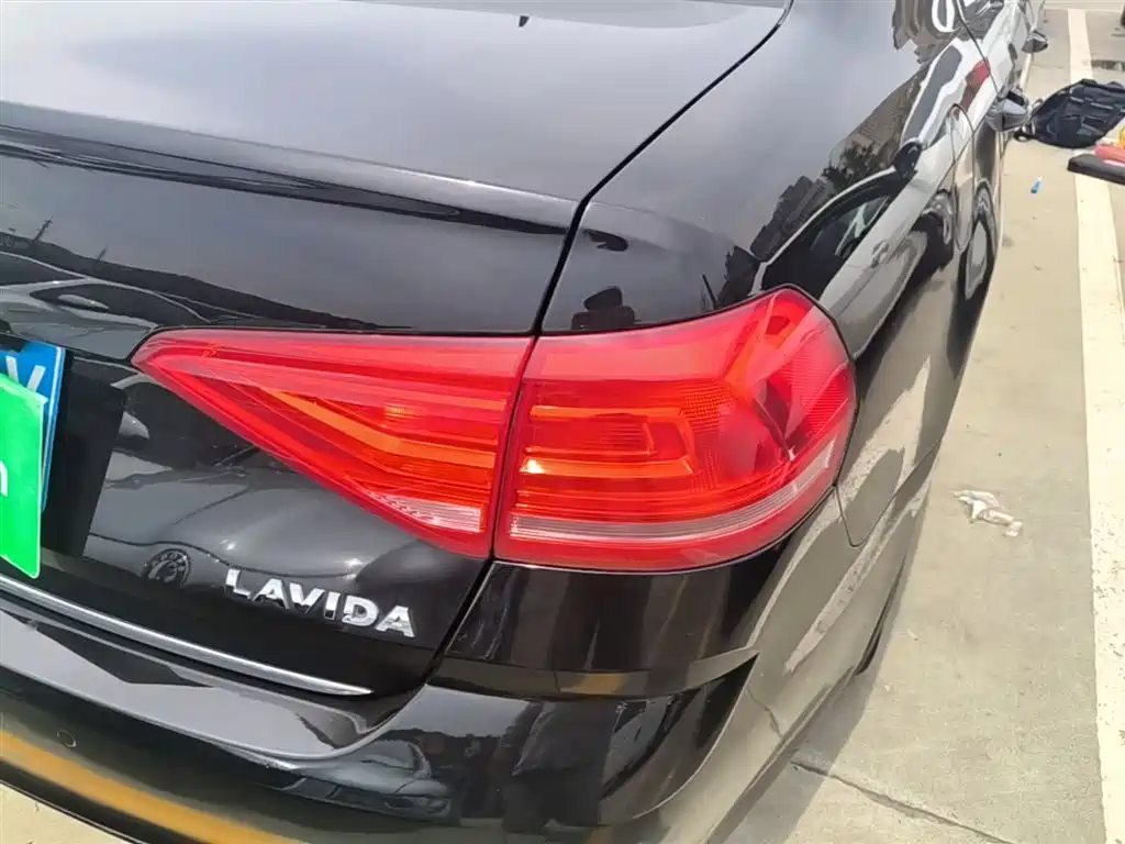 Volkswagen Lavida 2017 1.6L Automatic Comfort Edition фото 8