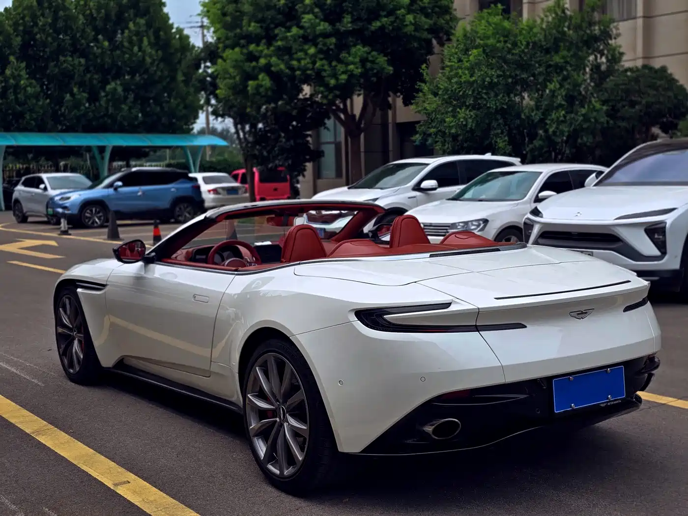 Фото 4 - Aston Martin DB11