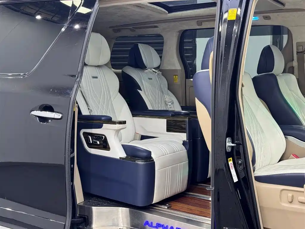 Toyota Alphard фото 9