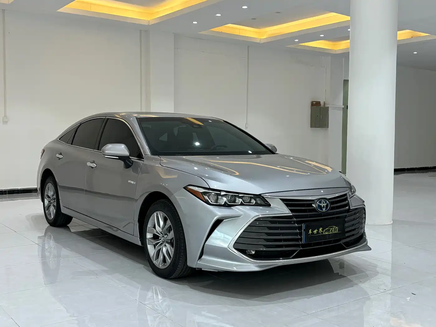 Toyota Avalon 2019 Hybrid 2.5L Luxury Edition China V фото 3