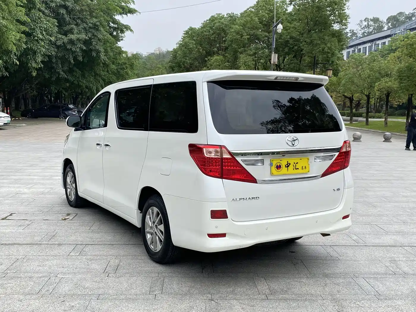 Toyota Alphard 2011 3.5L Luxury Edition фото 7