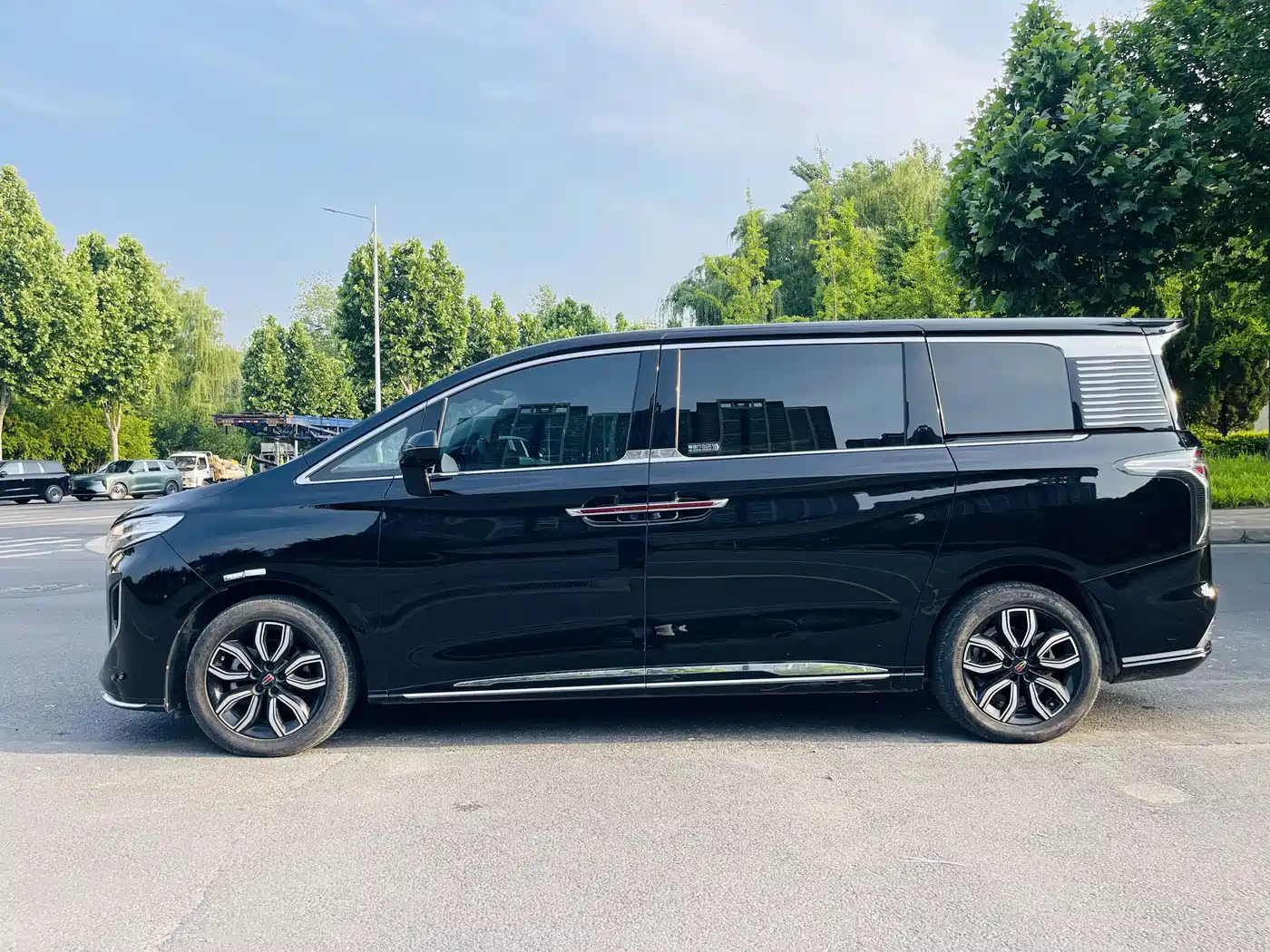 Hongqi HQ9 2023 2.0T Smart Connect Flag Enjoy Edition фото 5