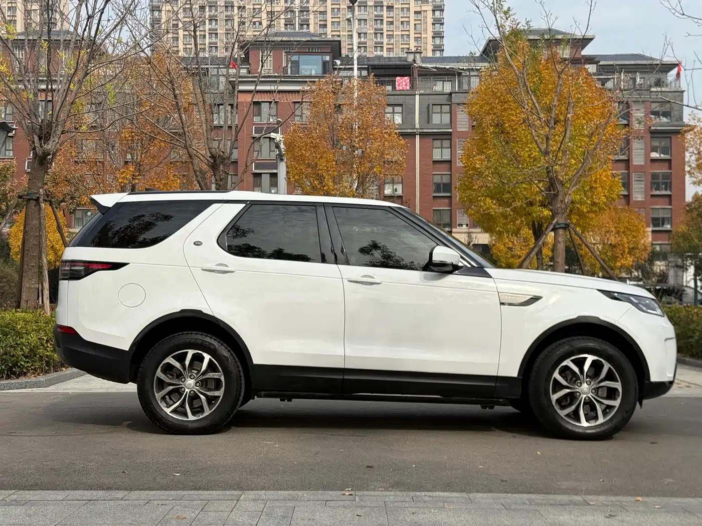 Land Rover Discovery 2017 3.0 SC V6 S фото 11
