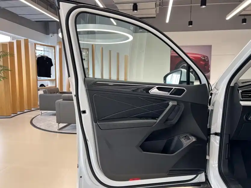 Volkswagen Tiguan L PHEV 2023 430PHEV Plug-in Hybrid Premium фото 7