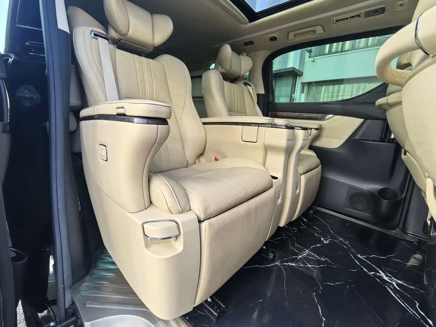 Toyota Alphard 2018 3.5L Premium фото 18