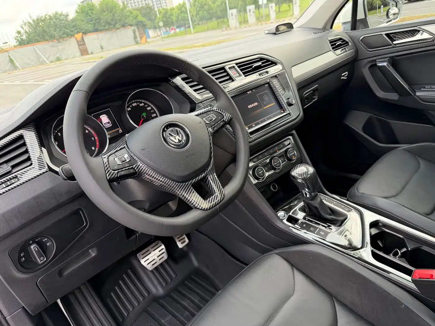 Photo 6 - Volkswagen Tiguan L